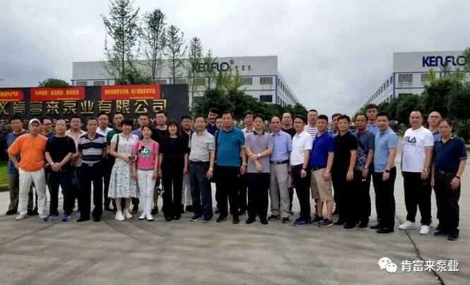 与会人员在遵义厦门昊新绿色住宅建设有限公司有限公司大门口合影留念